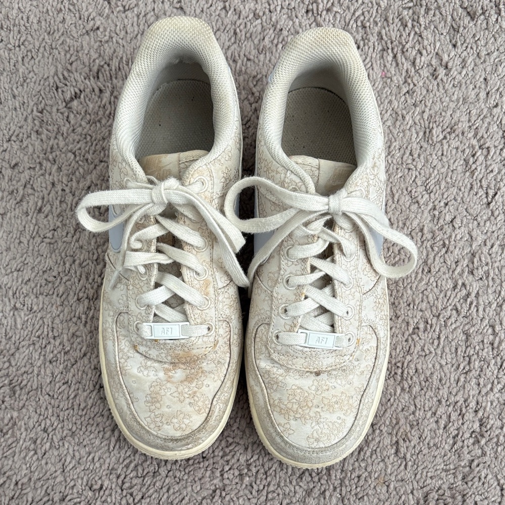 Nike Women's Cream Patterned Athletic Shoes